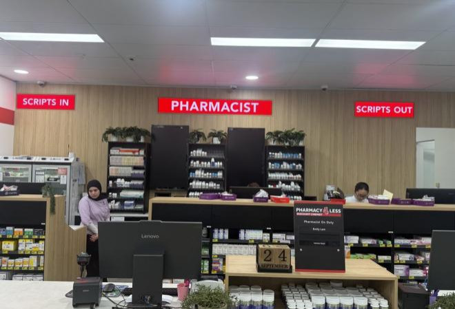 projects 1000x700 pharmacy-4-less-kotara-reception-led-screens