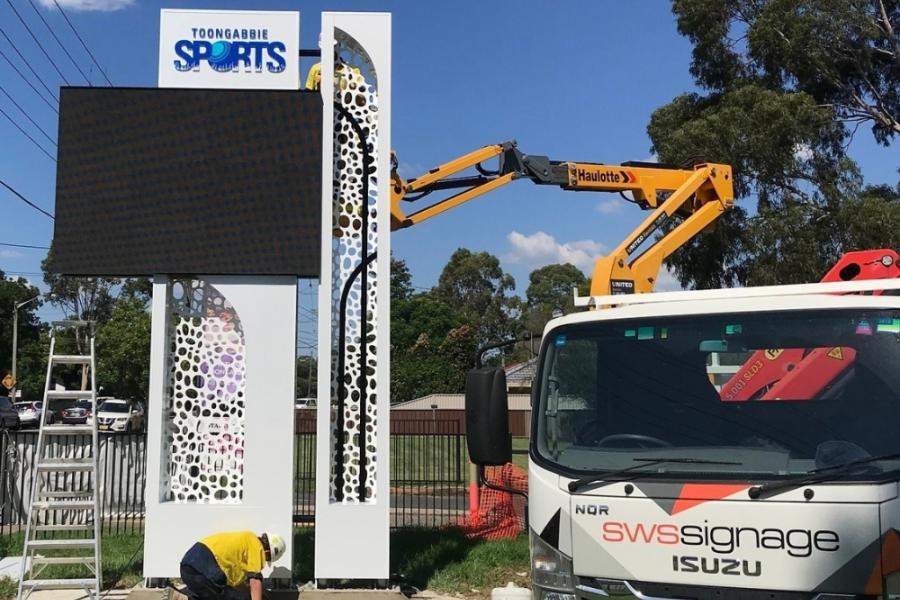 LED pylon sign