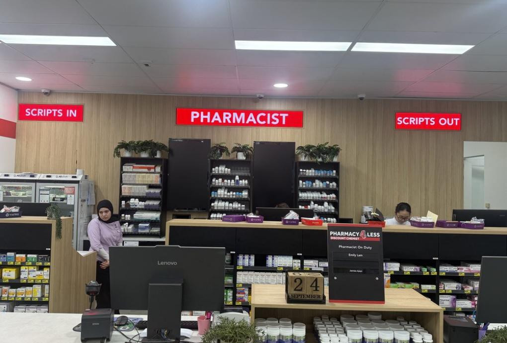 projects 1000x700 pharmacy-4-less-kotara-reception-led-screens